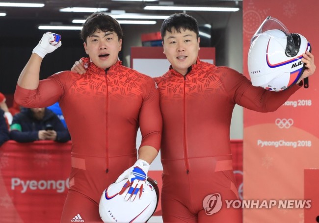 19일 강원도 평창군 슬라이딩센터에서 열린 남자 봅슬레이 4차 주행에서 경기를 마친 대한민국의 원윤종-서영우 조가 손을 들어 화답하고 있다. 2018.2.19 (사진=연합뉴스)