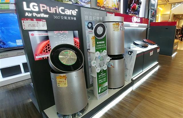 대만의 한 전자매장에 전시된 LG 퓨리케어 360° 공기청정기. LG전자는 LG 퓨리케어 공기청정기·제습기의 출시 국가를 연내 30개국으로 확대한다는 계획이다.  [제공=LG전자]