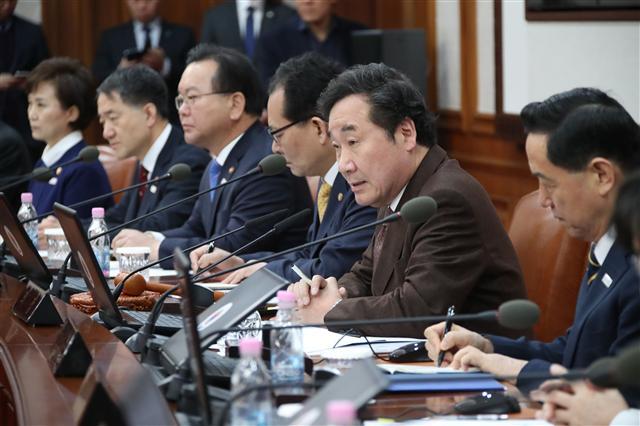 <YONHAP PHOTO-0785> 국무회의서 발언하는 이낙연 총리 (서울=연합뉴스) 김승두 기자 = 이낙연 국무총리가 20일 오전 서울 세종로 정부서울청사에서 열린 국무회의에서 발언하고 있다. 2018.2.20 kimsdoo@yna.co.kr/2018-02-20 08:04:17/ <저작권자 ⓒ 1980-2018 ㈜연합뉴스. 무단 전재 재배포 금지.>