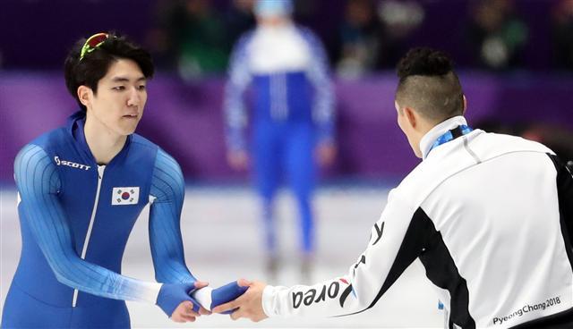 한국 스피드스케이팅의 기대주 차민규가 남자 500m 종목에서 은메달을 따냈다. 사진은 스피드스케이팅의 대들보 모태범과 악수하는 차민규(왼쪽). [연합뉴스]