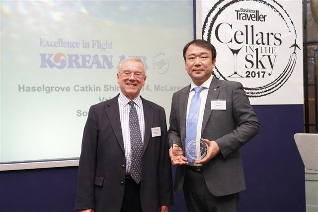 김종래 대한항공 런던지점장(오른쪽)이 찰스 멧칼프(Charles Metcalfe) 국제 와인 챌린지 회장과 수상 후 기념 촬영을 하고 있다.
[제공=대한항공]