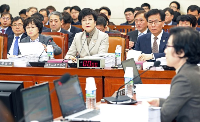지난 6일 국회에서 열린 환경노동위원회 전체회의에서 참석자들이 의원들의 발언을 듣고 있다.[사진=연합뉴스]
지난 6일 국회에서 열린 환경노동위원회 전체회의에서 참석자들이 의원들의 발언을 듣고 있다.[사진=연합뉴스]