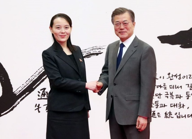 Kim Yo-jong shakes hands with President Moon Jae-in (Yonhap)