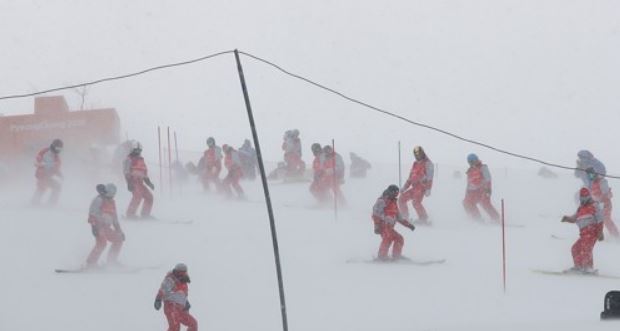This file photo taken on Feb. 14 shows volunteers working to remove facilities at Yongpyong Alpine Centre in PyeongChang, Gangwon Province, after the women's alpine slalom event at the PyeongChang Winter Olympics was delayed due to adverse weather conditions. (Yonhap)