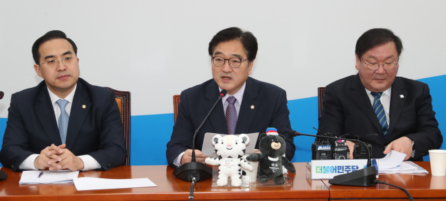 Ruling party's floor leader Rep. Woo Won-shik (center) speaks during a party meeting held at the National Assembly on Tuesday. (Yonhap)