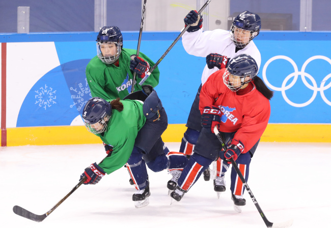 The joint Korean women's hockey team practices at Kwandong Hockey Training Centre in Gangneung, Gangwon Province, on Monday. (Yonhap)