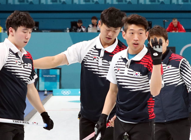 South Korea's male curling team competes at the round robin match with Switzerland at the Gangneung Curling Centre, located in Gangneung, around 240 kilometers east of Seoul, on Tuesday. (Yonhap)
