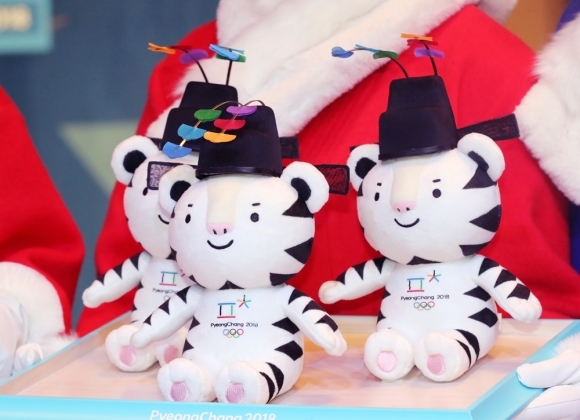 Stuffed Soohorangs wearing a usahwa hat, which are awarded to the medalists at the PyeongChang Winter Olympics (Yonhap)