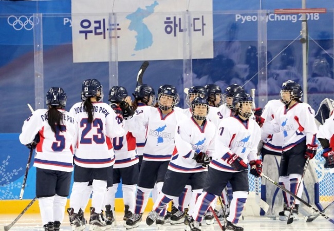 Korean women's hockey players huddle around the net before the start of their seventh place match against Sweden in the women's hockey tournament of the PyeongChang Winter Olympics at Kwandong Hockey Centre in Gangneung, Gangwon Province, on Feb. 20, 2018. (Yonhap)