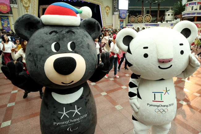 Soohorang (right) and Bandabi (left) characters are featured during a PyeongChang Olympics promotion event at the Lotte World amusement park in southeastern Seoul. (Yonhap)