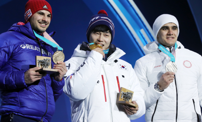 Winners of the men‘s skeleton event at the Winter Olympics attend a medal ceremony at the Medals Plaza in PyeongChang, Gangwon Province, on Feb. 18. From left are silver medalist Nikita Tregubov from Russia, gold medalist Yun Sung-bin from South Korea and bronze medalist Dom Parsons from Great Britain(Yonhap)