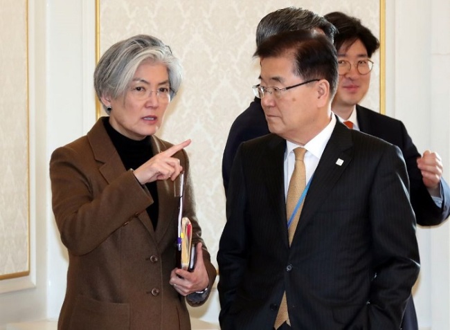 Foreign Minister Kang Kung-wha (L) (Yonhap)