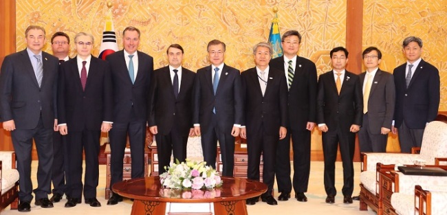 South Korean President Moon Jae-in (C) poses for a photo before the start of his meeting with Russian delegates to the PyeongChang Winter Olympic Games at his office Cheong Wa Dae in Seoul on Feb. 20, 2018. (Yonhap)