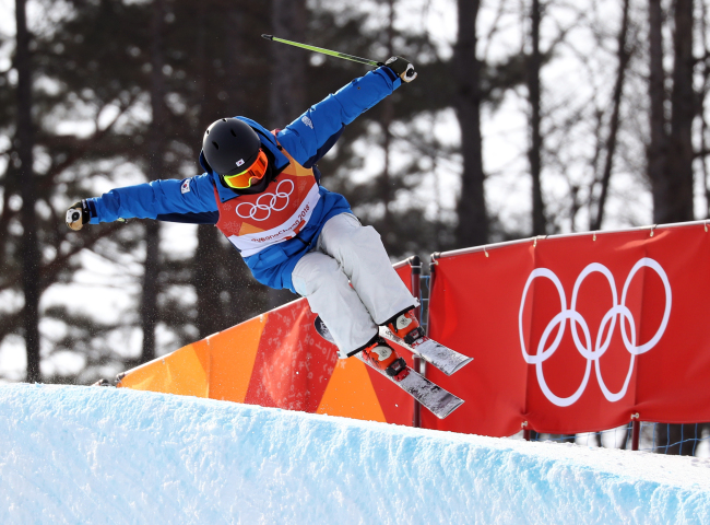 South Korea's Lee Kang-bok competes in the men's ski halfpipe qualifying round at the PyeongChang Winter Olympics at Phoenix Snow Park in PyeongChang, Gangwon Province, on Tuesday. (Yonhap)