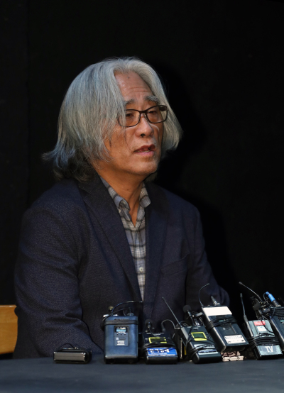 이윤택 전 연희단거리패 예술감독이 19일 자신의 성추행 파문에 관해 공개 사과를 했다. [사진=연합뉴스]