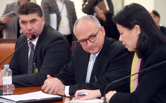 GM International President Barry Engle (center) and GM Korea President Kaher Kazem (left) (Yonhap)