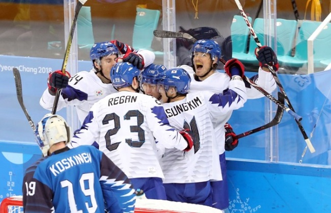 South Korean forward Brock Radunske celebrates his goal against Finland during the qualification playoff match in the men's hockey tournament of the PyeongChang Winter Olympics at Gangneung Hockey Centre in Gangneung, Gangwon Province, on Feb. 20, 2018. (Yonhap)