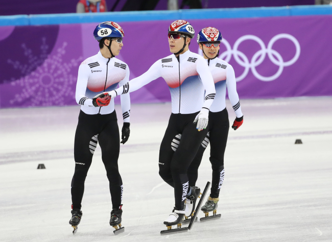 In this file photo, Hwang Dae-heon (L), Kim Do-kyoum, and Kwak Yoon-gy (R) encourage each other after finishing the men's 5,000m relay heat at Gangneung Ice Arena, located in Gangneung, around 240 kilometers east of Seoul, on Feb. 13, 2018. (Yonhap)