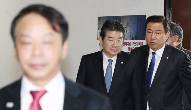 Rep. Kang Seok-ho (second from right) (Yonhap)