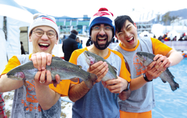 평창군 진부면 오대천 일원에서 열리고 있는 평창 송어축제를 찾은 관광객들이 맨손으로 송어잡기 체험을 즐기고 있는 모습.
[제공=평창군]