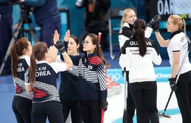 The South Korean female curling team competes in a match with the Olympic Athletes from Russia at Gangneung Curling Centre, located in Gangneung, a sub-host city of the PyeongChang Winter Olympics, on Feb. 21, 2018. (Yonhap)