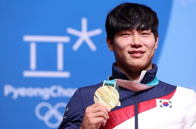 South Korean skeleton slider Yun Sung-bin poses for a photo with his gold medal at the PyeongChang Winter Olympic Games during his press conference at Main Press Centre in PyeongChang, Gangwon Province, on Feb. 21, 2018. (Yonhap)