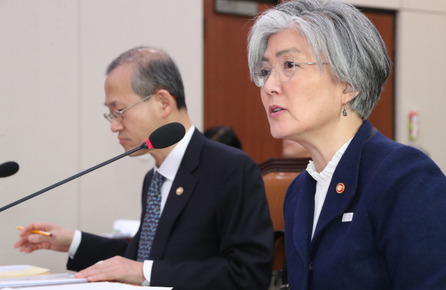 Foreign Minister Kang Kyung-wha (right) (Yonhap)