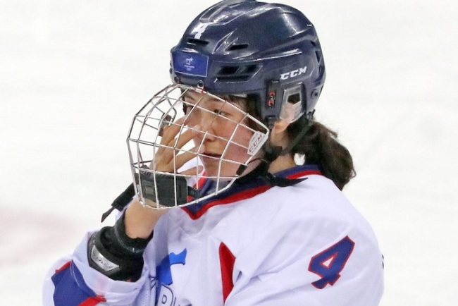 North Korean women's hockey player Kim Un-hyang wipes away tears after the unified Korean team lost to Sweden 6-1 in the seventh place game of the women's tournament during the PyeongChang Winter Olympics at Kwandong Hockey Centre in Gangneung on Feb. 20, 2018. (Yonhap)
