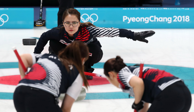 Kim Eun-jung, the skip of South Korea’s women’s curling team competes against OAR during a round-robin match held Wednesday. The game ended with Korea defeating OAR 11-2. (Yonhap)