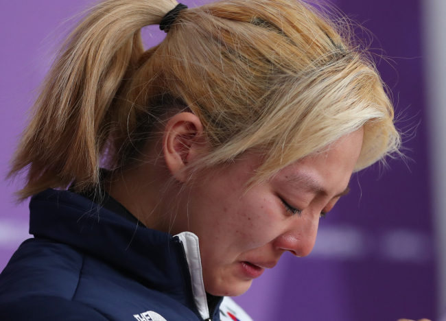 South Korean speedskater Kim Bo-reum bursts into tears as she offers an apology over her controversial TV interview at PyeongChang, Gangwon Province, Tuesday. (Yonhap)