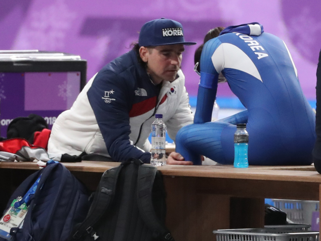 South Korean skater Noh Seon-yeong (right) is being comforted by her coach Bob De Jong as she sobs after her race in women`s 500-meter team pursuit event at PyeongChang on Monday.It had been speculated that Noh had been bullied by her teammates Kim Bo-reum and Park Ji-woo. (Yonhap)