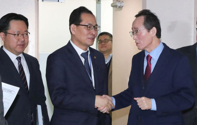 <YONHAP PHOTO-5650> 송하진 전북도지사, 기재부 방문해 GM 지원 당부 (전주=연합뉴스) 송하진 전북도지사(오른쪽)가 한국 GM 군산공장 가동 중단 사태 해결과 현실적인 지원책 당부를 위해 21일 기재부를 방문, 관계자들과 악수하고 있다. 2018.2.21 [전북도 제공=연합뉴스] ichong@yna.co.kr/2018-02-21 16:14:07/ <저작권자 ⓒ 1980-2018 ㈜연합뉴스. 무단 전재 재배포 금지.>
<YONHAP PHOTO-5650> 송하진 전북도지사, 기재부 방문해 GM 지원 당부 (전주=연합뉴스) 송하진 전북도지사(오른쪽)가 한국 GM 군산공장 가동 중단 사태 해결과 현실적인 지원책 당부를 위해 21일 기재부를 방문, 관계자들과 악수하고 있다. 2018.2.21 [전북도 제공=연합뉴스] ichong@yna.co.kr/2018-02-21 16:14:07/ <저작권자 ⓒ 1980-2018 ㈜연합뉴스. 무단 전재 재배포 금지.>