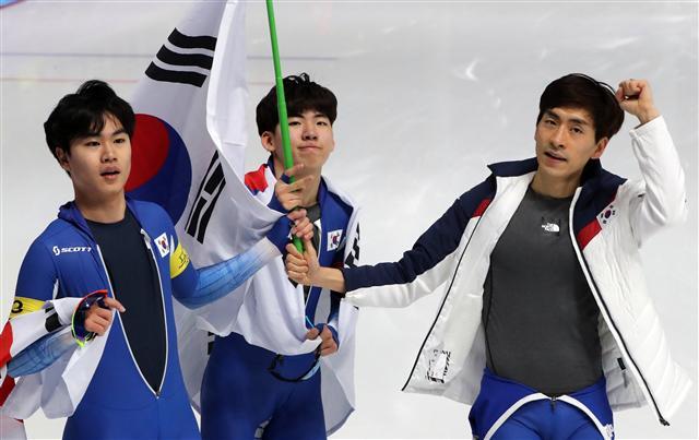 21일 강릉 스피드스케이트장에서 평창동계올림픽 남자 팀추월 노르웨이와의 결승에서 은메달을 획득한 한국 김민석(왼쪽부터), 정재훈, 이승훈이 관중에게 인사하고 있다.  [연합뉴스]