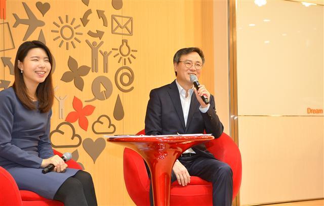 장동현 SK(주) 사장이 ‘2018 CEO 라이브 토크’에서 직원들의 질문에 답변하고 있다.
[제공=SK(주) C＆C]