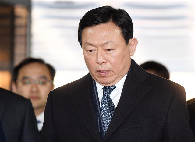 신동빈 롯데그룹 회장. 신 회장이 21일 일본 롯데홀딩스 공동대표에서 물러나면서 롯데그룹이 51년간 유지해온 ‘원롯데’ 경영 체제에 적신호가 켜졌다.   [연합뉴스]