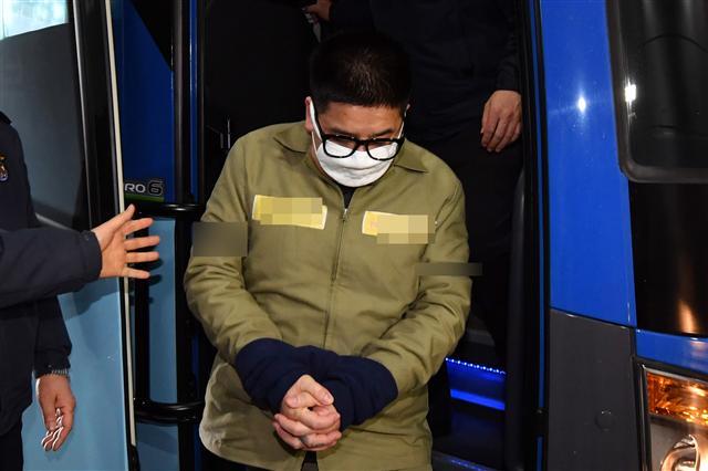 이영학이 21일 오후 서울북부지법에서 열리는 1심 선고 공판에 출석하기 위해 호송차에서 내리고 있다.  [연합뉴스]