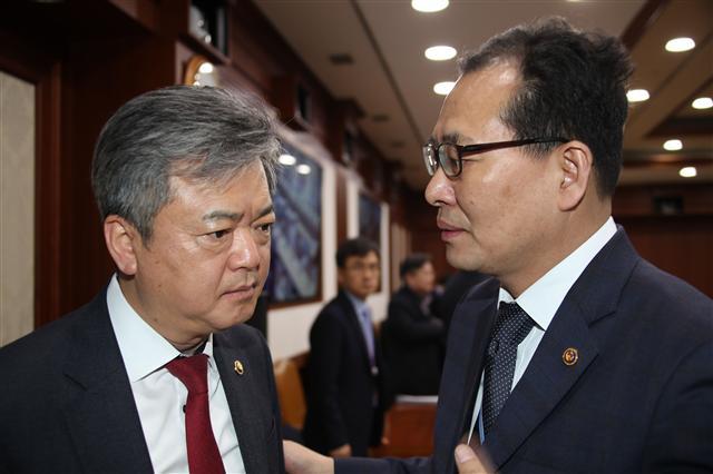 이인호 산업통상자원부 차관(왼쪽)과 고형권 기획재정부 1차관이 22일 오전 서울 세종로 정부서울청사에서 열린 국정현안점검조정회의에 참석해 회의 시작 전 진지한 표정으로 대화하고 있다. 이들은 한국GM의 경영정상화와 관련한 정부 및 관계기관 대책회의 핵심 멤버로, 이와 관련한 협의를 진행해오고 있다.  [연합뉴스]