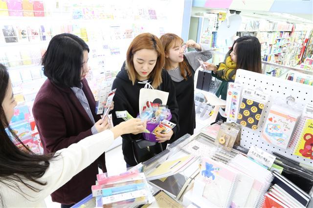 다이소에 대한 문구류 판매 규제가 동네문구점 보호 명분 하에 중소 협력업체ㆍ가맹점주의 큰 피해로 이어질 수 있다는 우려가 나온다. 사진은 다이소 매장에서 문구제품을 쇼핑하는 학생들 모습.