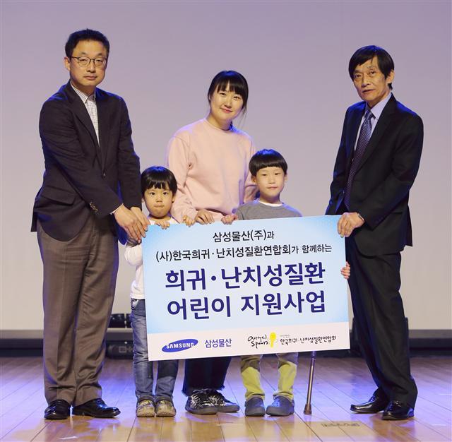 삼성물산 리조트부문은 21일 서울 올림픽공원 내 한성백제홀에서 희귀·난치성 질환 어린이 지원금 전달식을 갖고 의료비 등 2억2000만원을 전달했다.