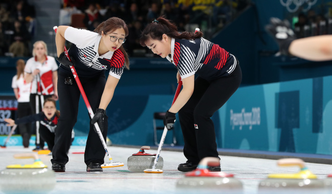 The South Korean female curling team competes in a match with Denmark on Wednesday. (Yonhap)