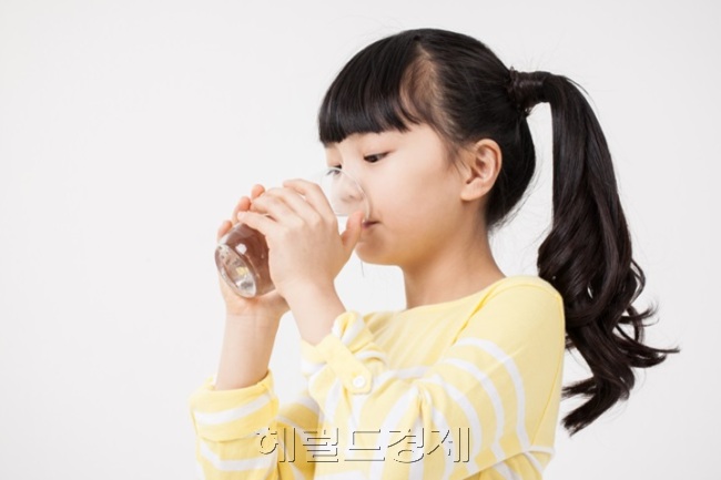 춥고 건조한 날씨로 인한 코 막힘을 방치하면 구강건조증으로 이어질 수 있다. 입이 마르지 않도록 충분한 수분을 섭취해 주는 것이 바람직하다. [헤럴드경제DB]