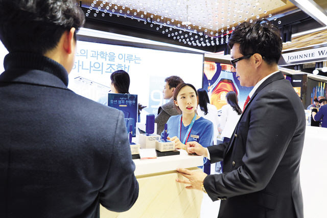 인천국제공항 제2여객터미널(T2) 오픈 후 전자담배 매출이 30% 이상 크게 증가한 것으로 나타났다. 사진은 T2 담배매장 내 전자담배 부스 모습.  [제공=롯데면세점]