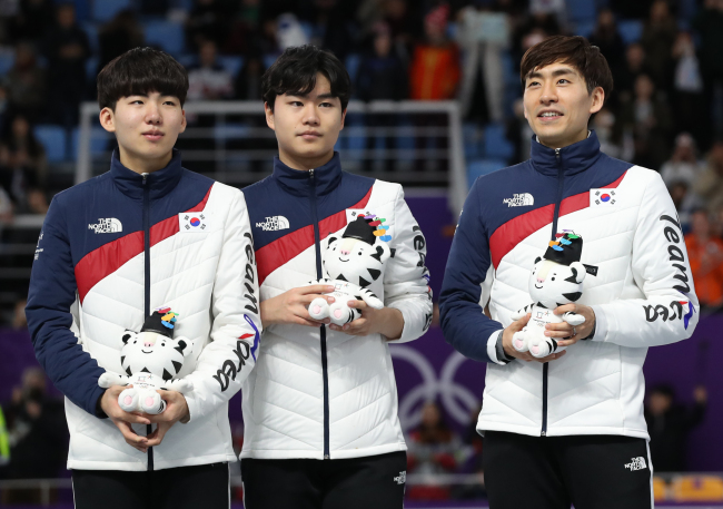 South Korean speed skater Chung Jae-won (left), Kim Min-seok (center) and Lee Seung-hoon pose for a photo after winning silver in the men's team pursuit at the Gangneung Oval on Wednesday. (Yonhap)
