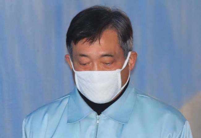 Goo Eun-soo, former commissioner of the Seoul Metropolitan Police Agency, enters the courthouse on Jan. 16, 2018 to attend his bribery trial. (Yonhap)