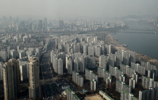 Seoul is enveloped in fine dust on Tuesday. (Yonhap)