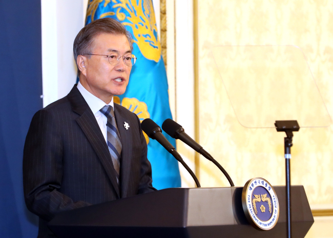 President Moon Jae-in speaks during a meeting with members of the presidential policy planning commission at his office Cheong Wa Dae in Seoul on Feb. 22, 2018. (Yonhap)
