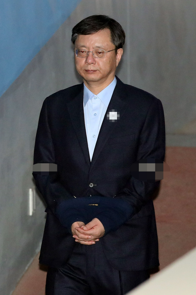 Woo Byung-woo, a former senior presidential secretary to ousted President Park Geun-hye for civil affairs, appears at the Seoul Central District Court on Jan. 29, 2018, to attend his trial. (Yonhap)