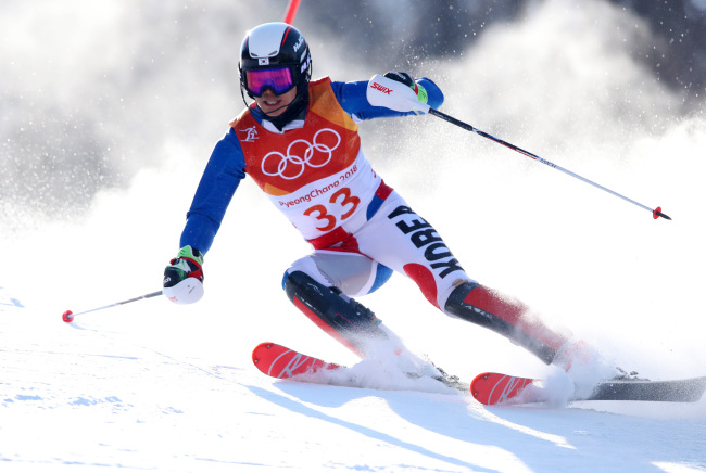 Jung Dong-hyun competes in the men's alpine skiing slalom event held at Yongpyong Alpine Centre on Thursday. (Yonhap)