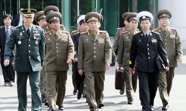 Gen. Kim Yong-chol (center) (Yonhap)