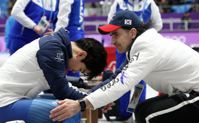 Coach Bob De Jong (right) encourages South Korean Olympics speedskater Kim Min-seok after the end of the 1,500 meters event at the Gangneung Oval in Gangneung, Gangwon Province, on Feb. 13. (Yonhap)